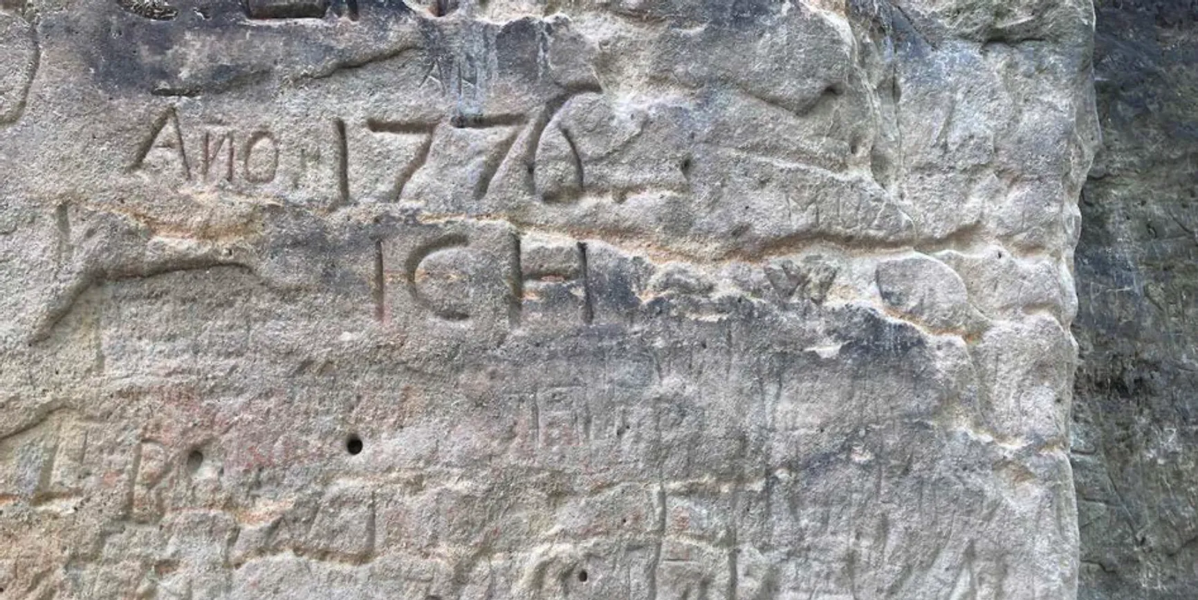 Sächsische Schweiz, Sandsteinfelsen mit Kratzgraffito, Foto: Jan Raue