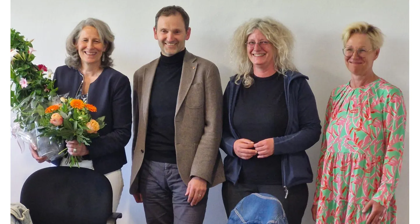 Gruppenbild (v.l.n.r.) Prof. Dr. Eva Schmitt-Rodermund, Prof. Dr. Jörg Röder, Prof. Dr. Heike Neuroth, Gerlinde Reich