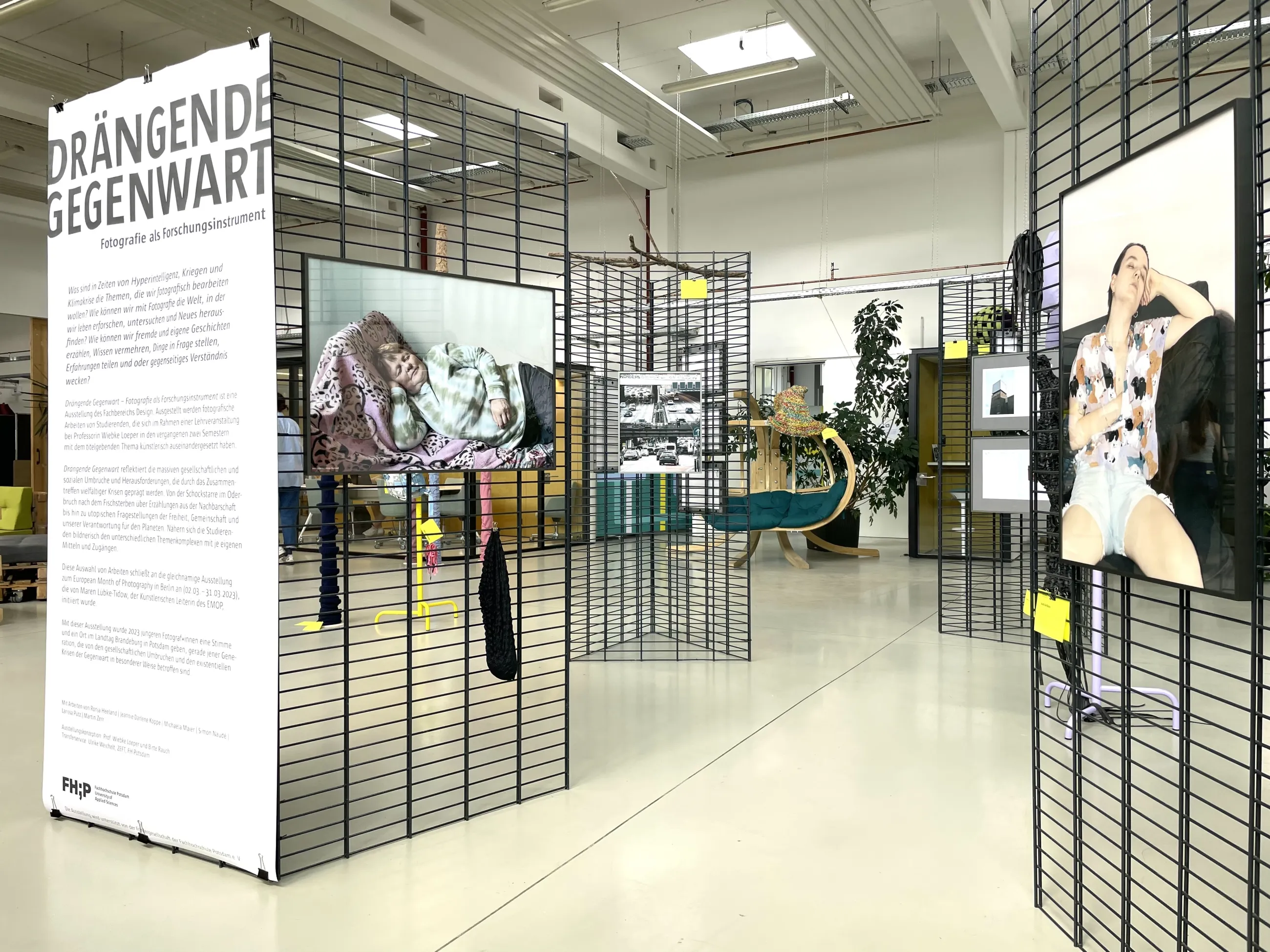 Ausstellungsraum mit großem Aufsteller