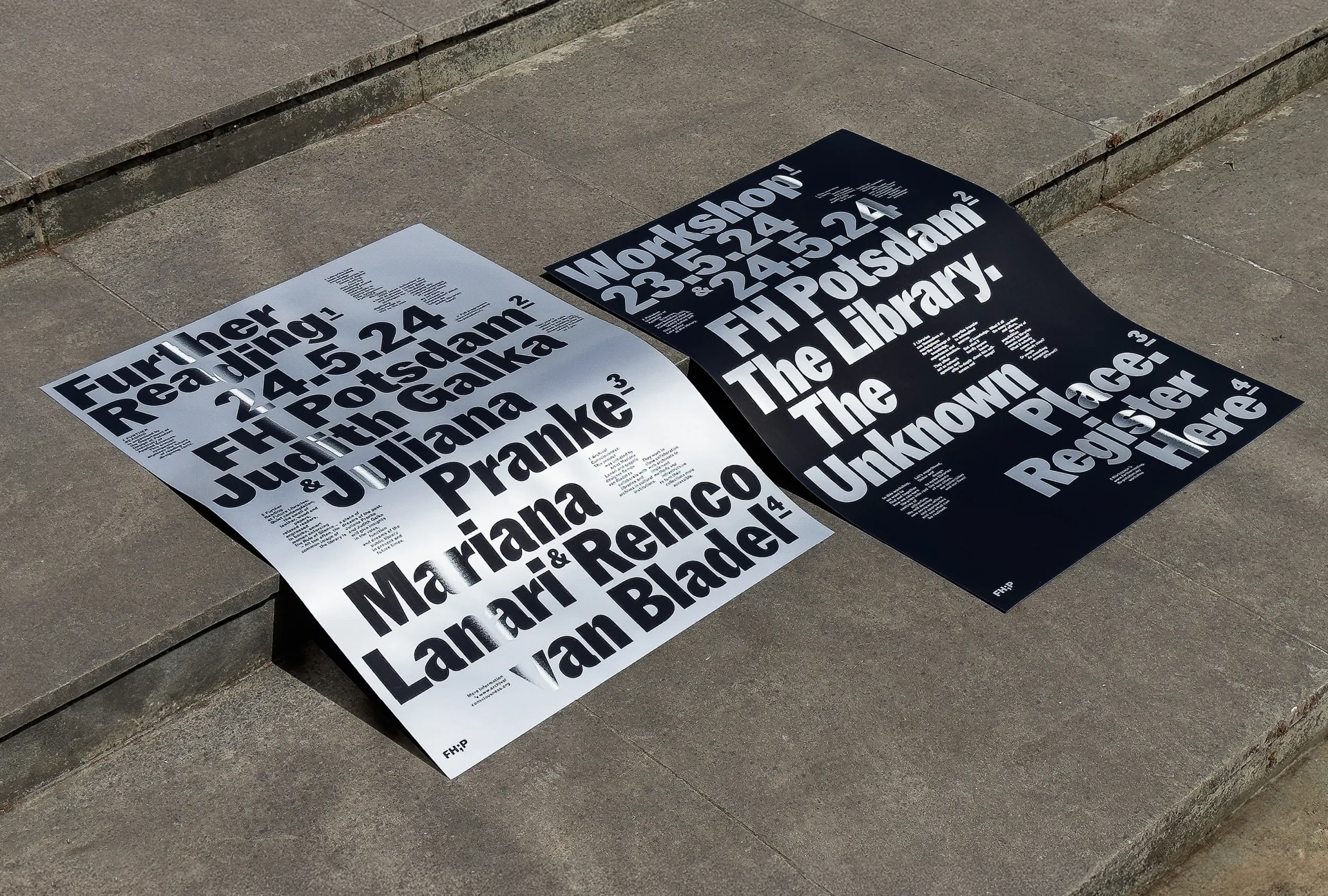 2 Plakate nebeneinander auf Treppenstufen