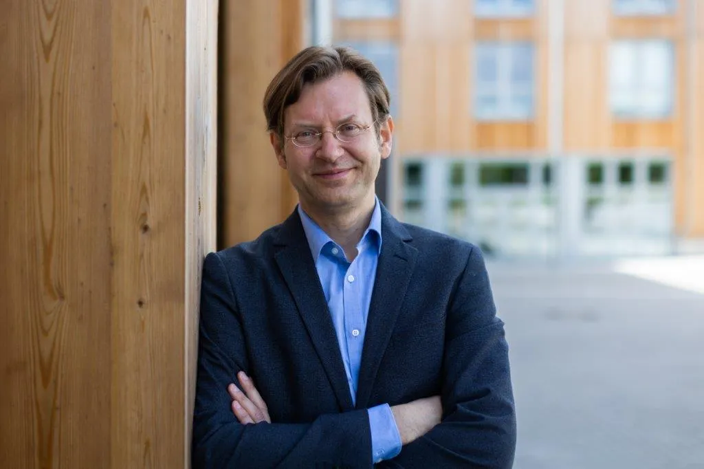 Portraitfoto des Dozierenden