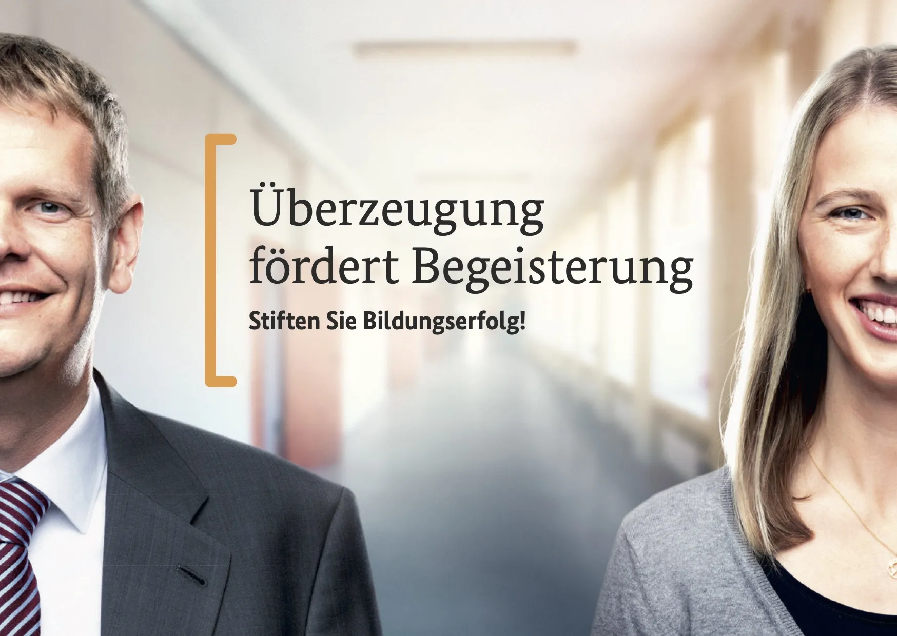 Mann und Frau in einem Universitätsflur Überzeugung fördert Begeisterung