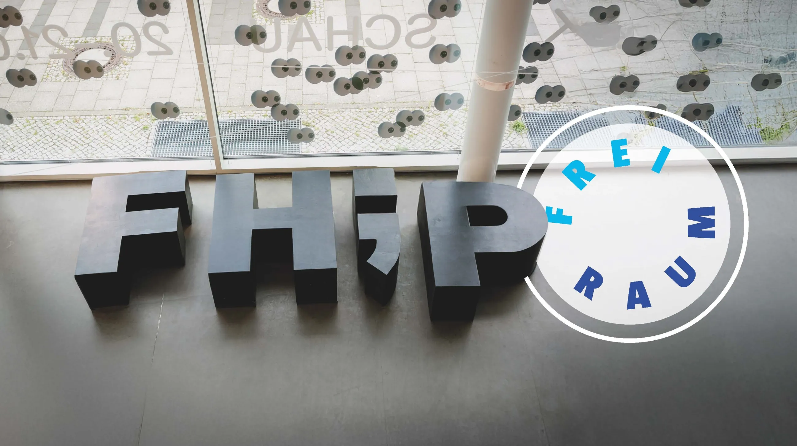 Buchstaben FHP als Sitzgelegenheit