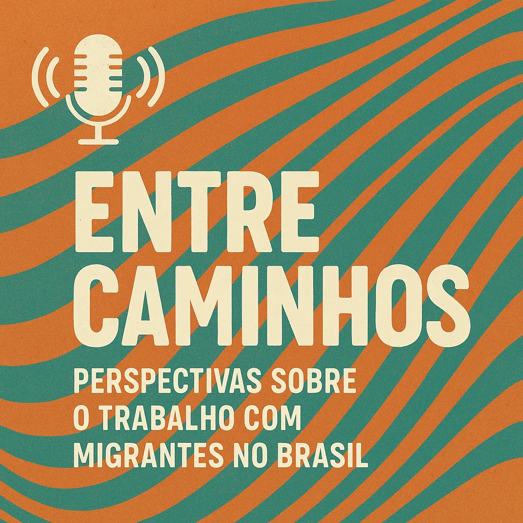 Podcast-Titel 'Entre Caminhos' mit Untertitel 'Perspectivas sobre o trabalho com migrantes no Brasil' und Mikrofon-Symbol, Thema soziale Arbeit mit Migrant*innen in Brasilien