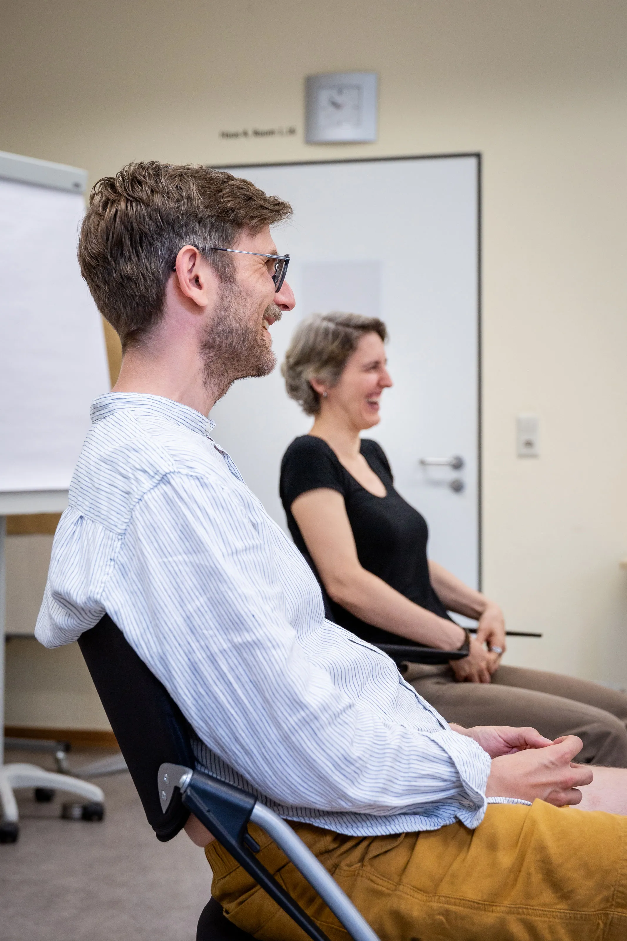 Lehrende im Seminarraum