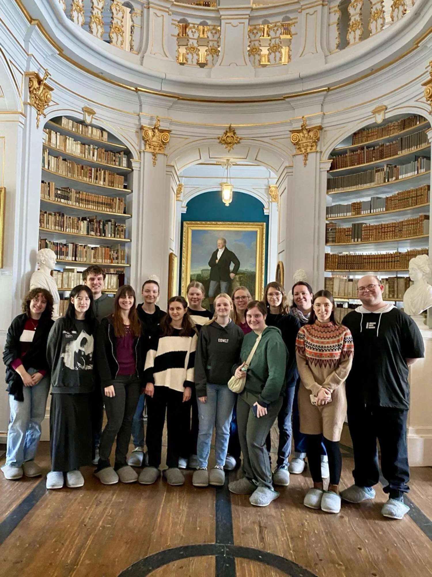 Studierende des Bachelorstudiengangs Bibliothek in der Herzogin Anna Amalia Bibliothek