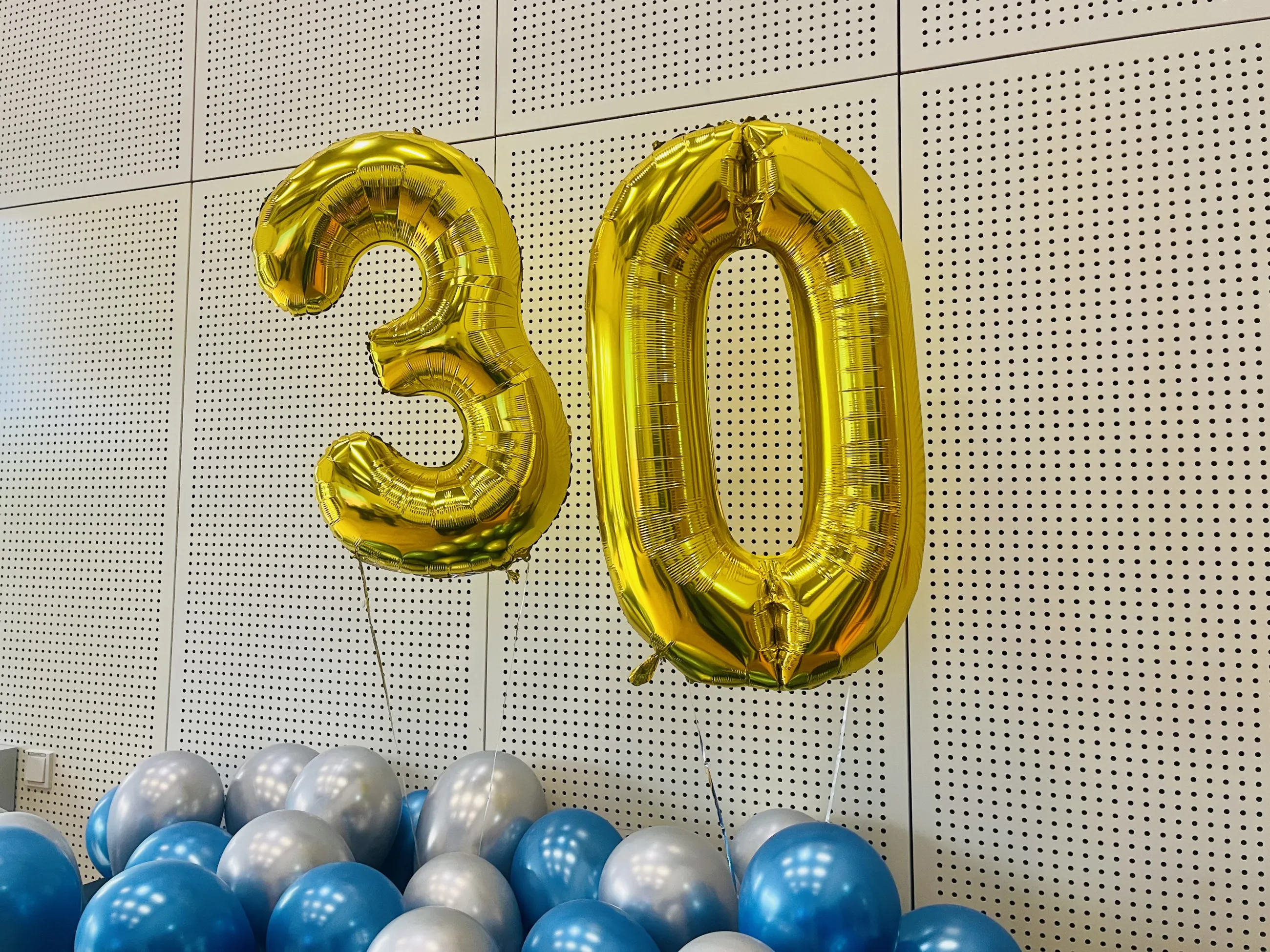Goldene Luftballons mit den Zahlen 3 und 0