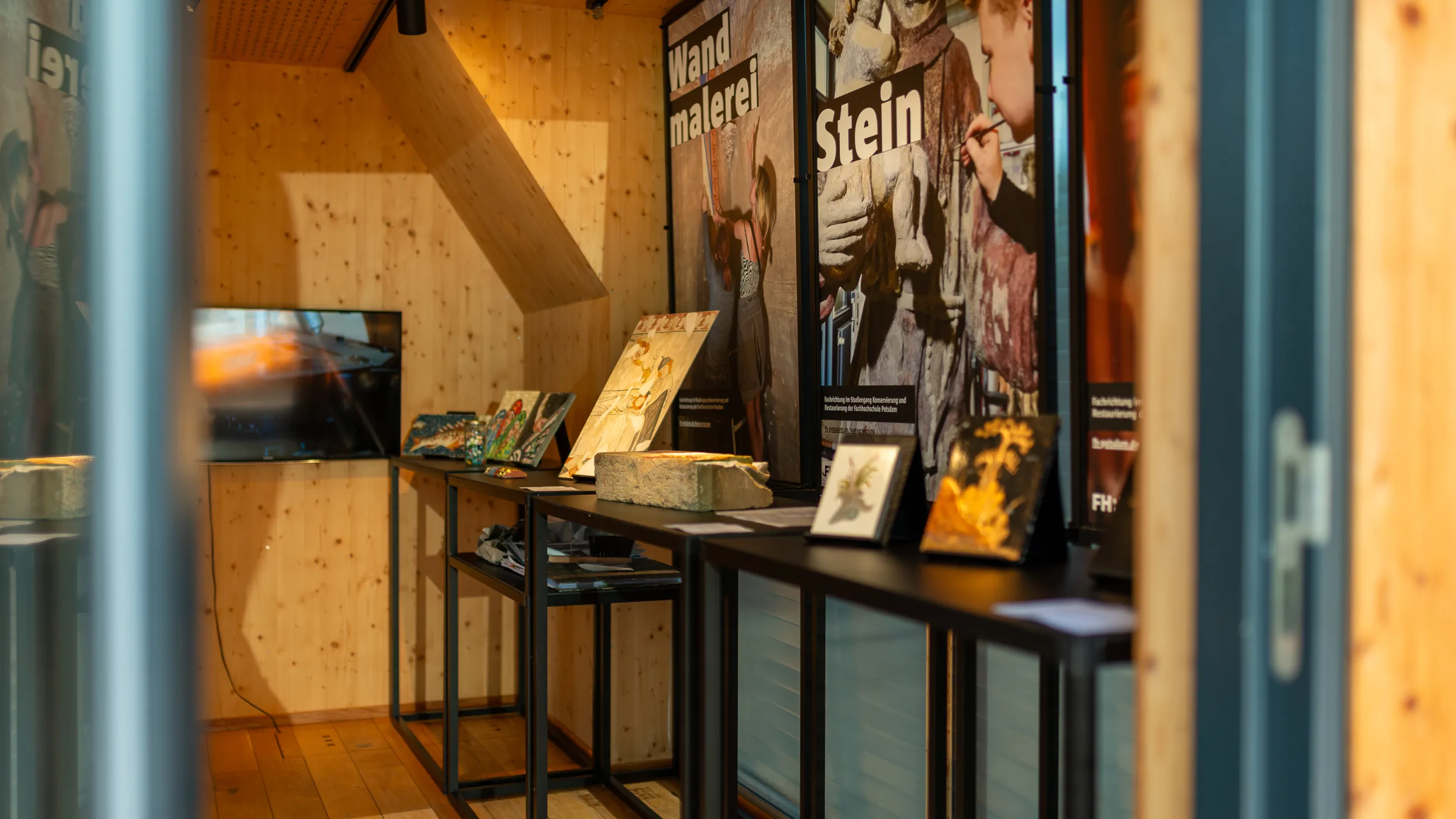Detailfoto einer Ausstellung von Arbeiten aus der Konservierung und Restaurierung der Fachhochschule Potsdam im FHP Mobil