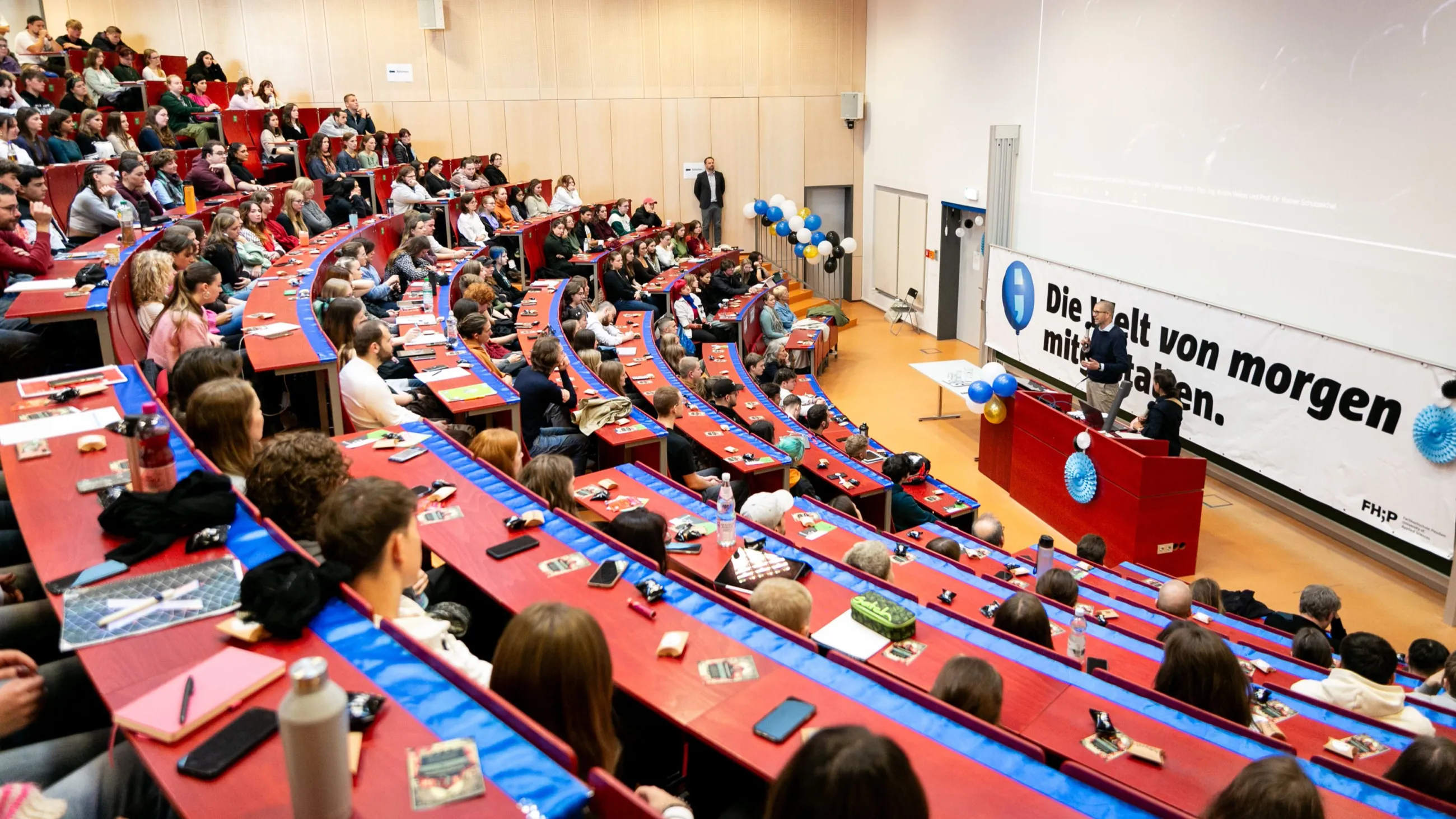Studierende bei der zentralen Immatrikulationsfeier im Hörsaal