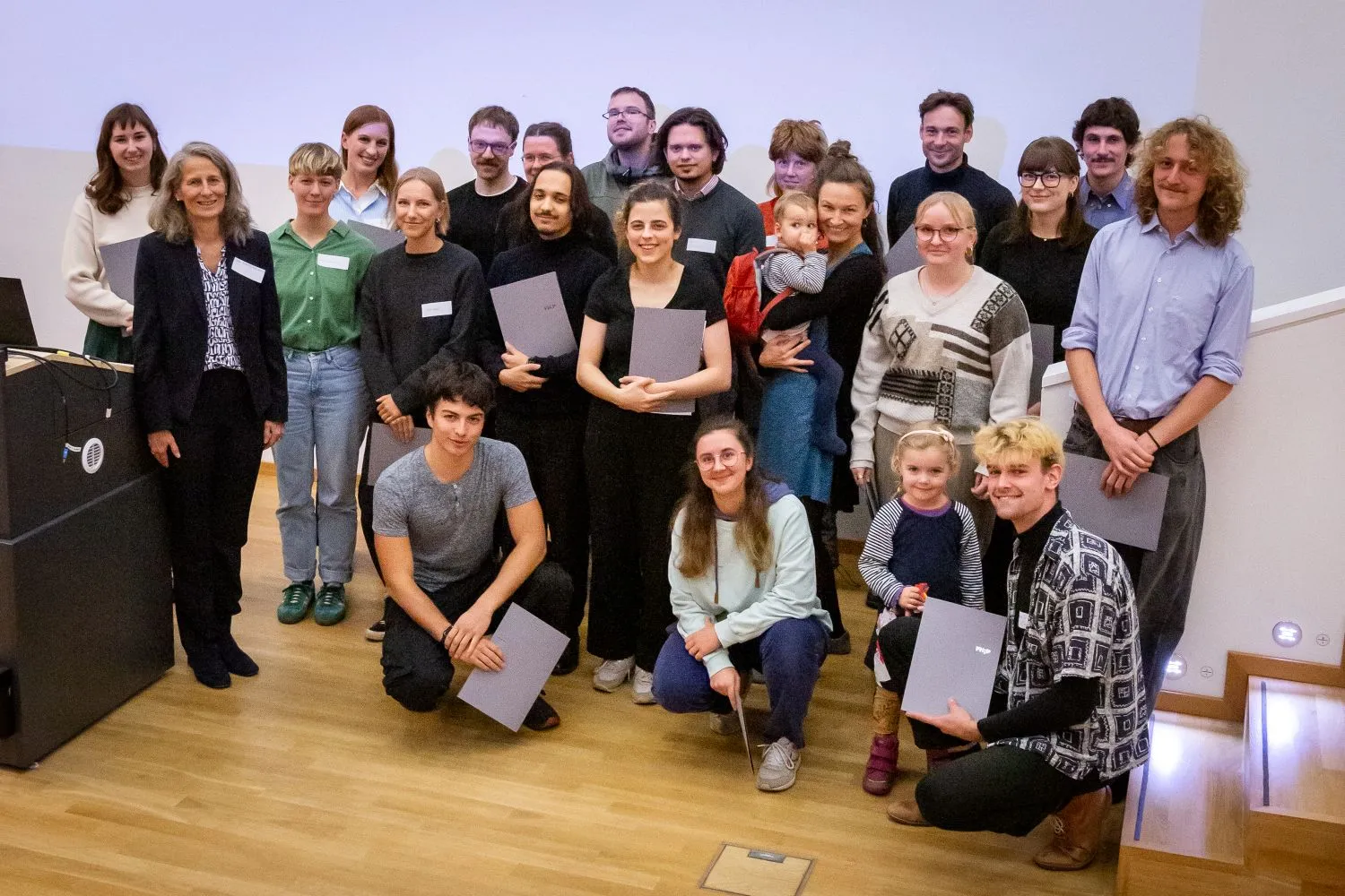Studierende mit dem Deutschlandstipendium und Eva Schmitt Rodermund