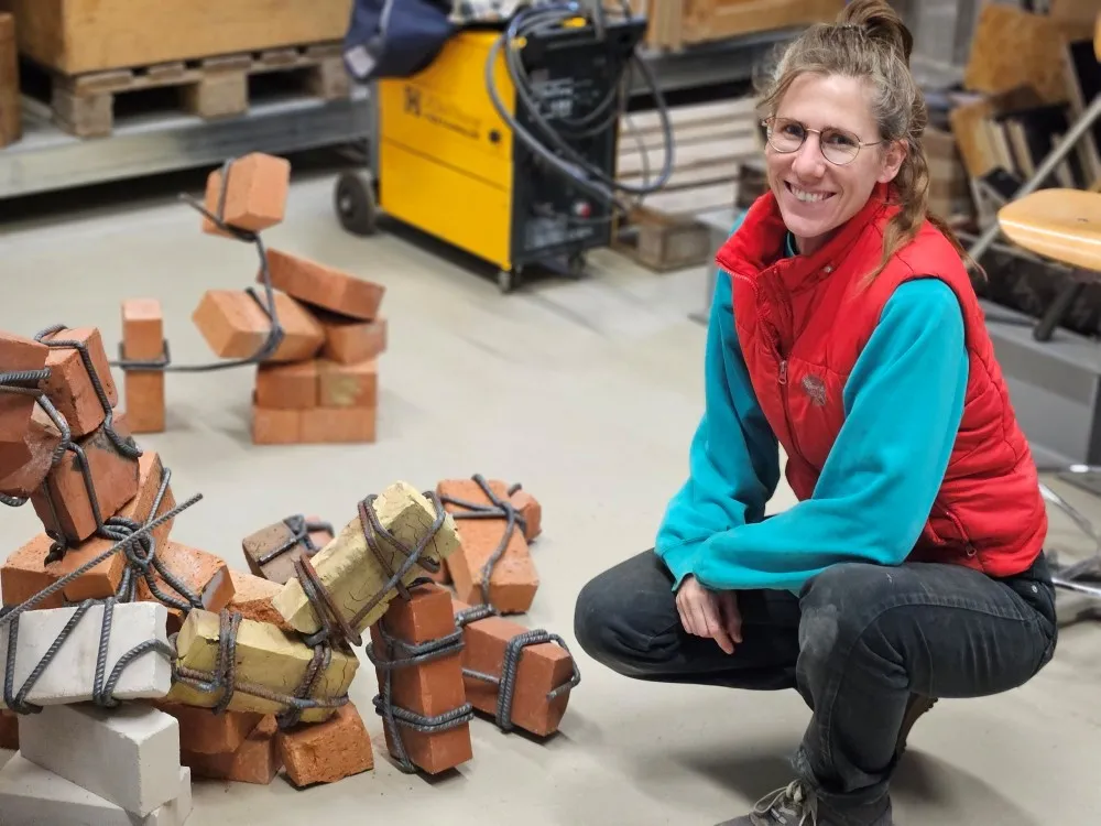 Friederike Horbrügger neben ihrer Kunst-Installation