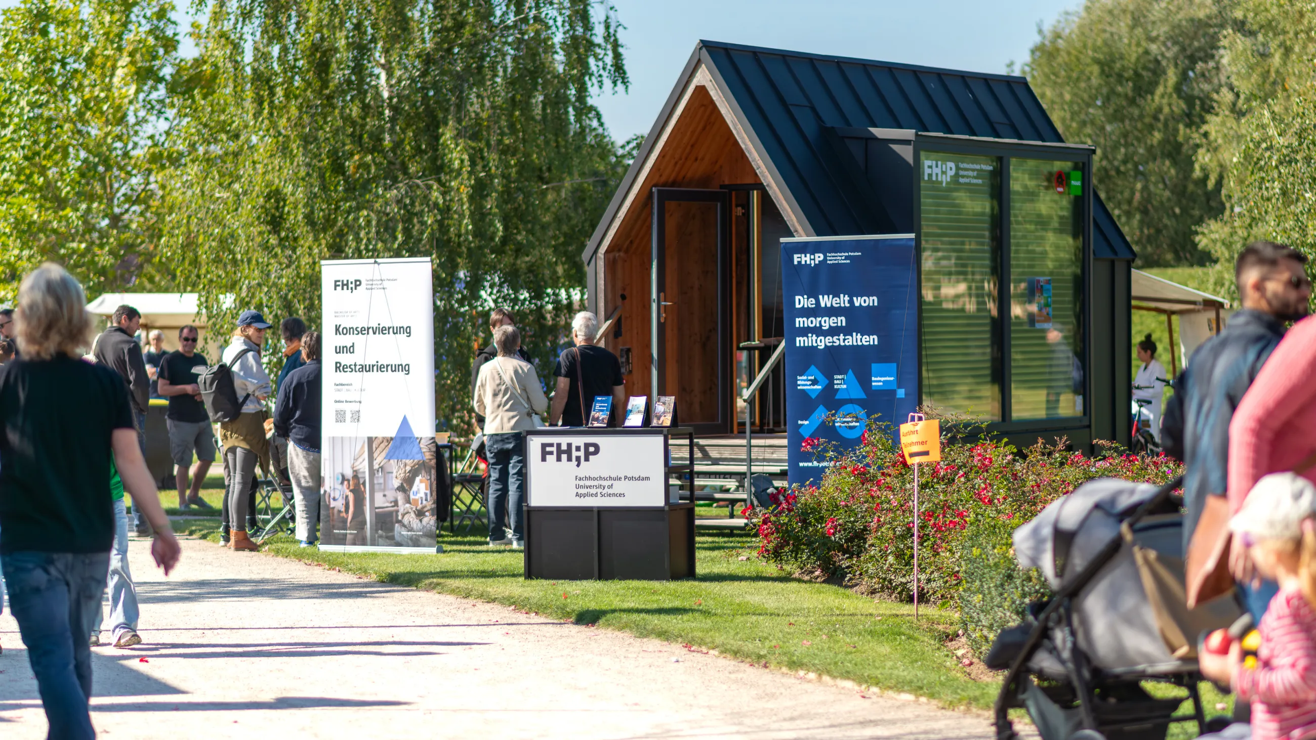 Foto des FHP Mobils der Fachhochschule Potsdam im Volkspark Potsdam beim Umweltfest 2025