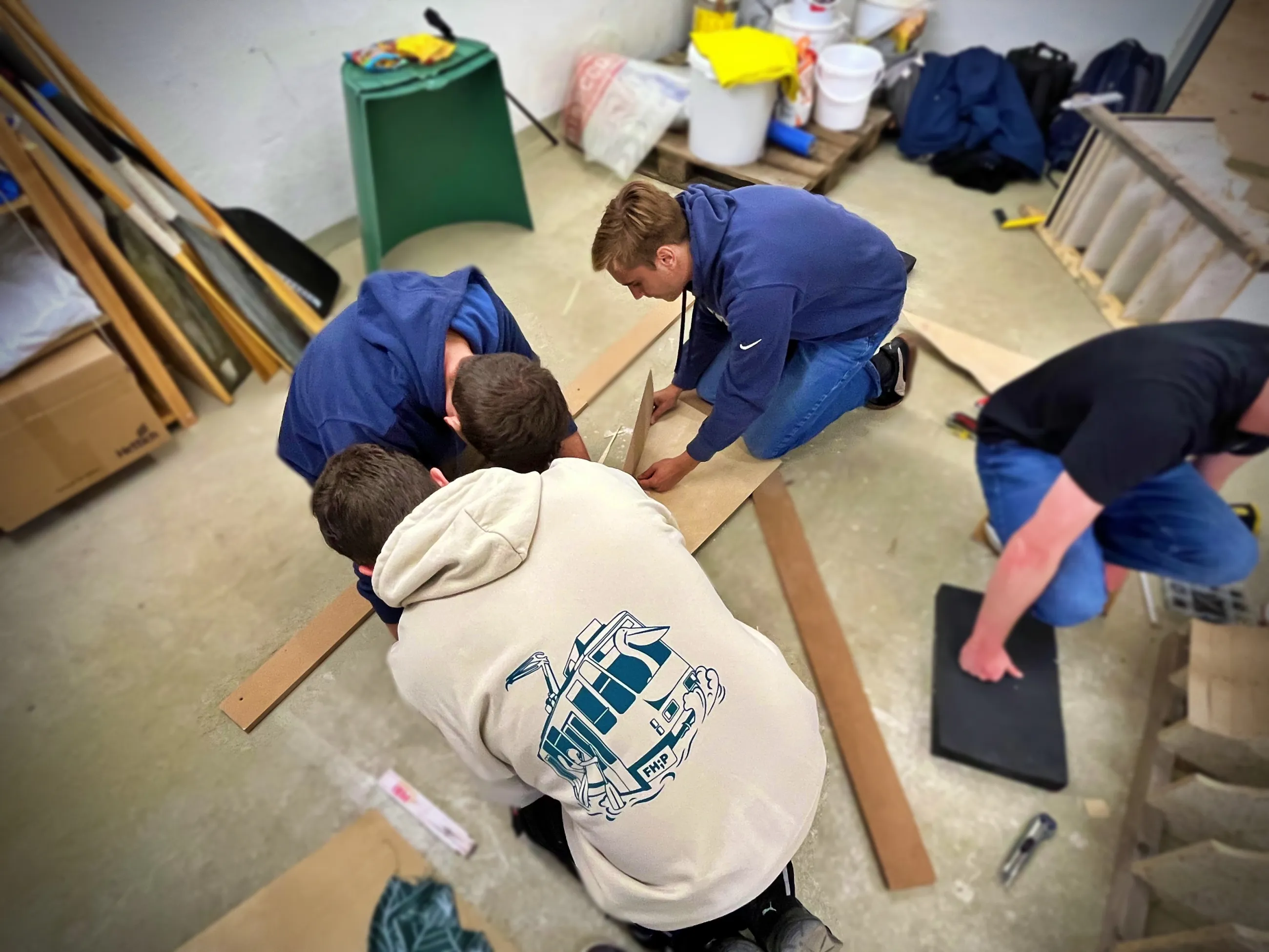 3 Personen beim Bau der Schalungsvariante 1