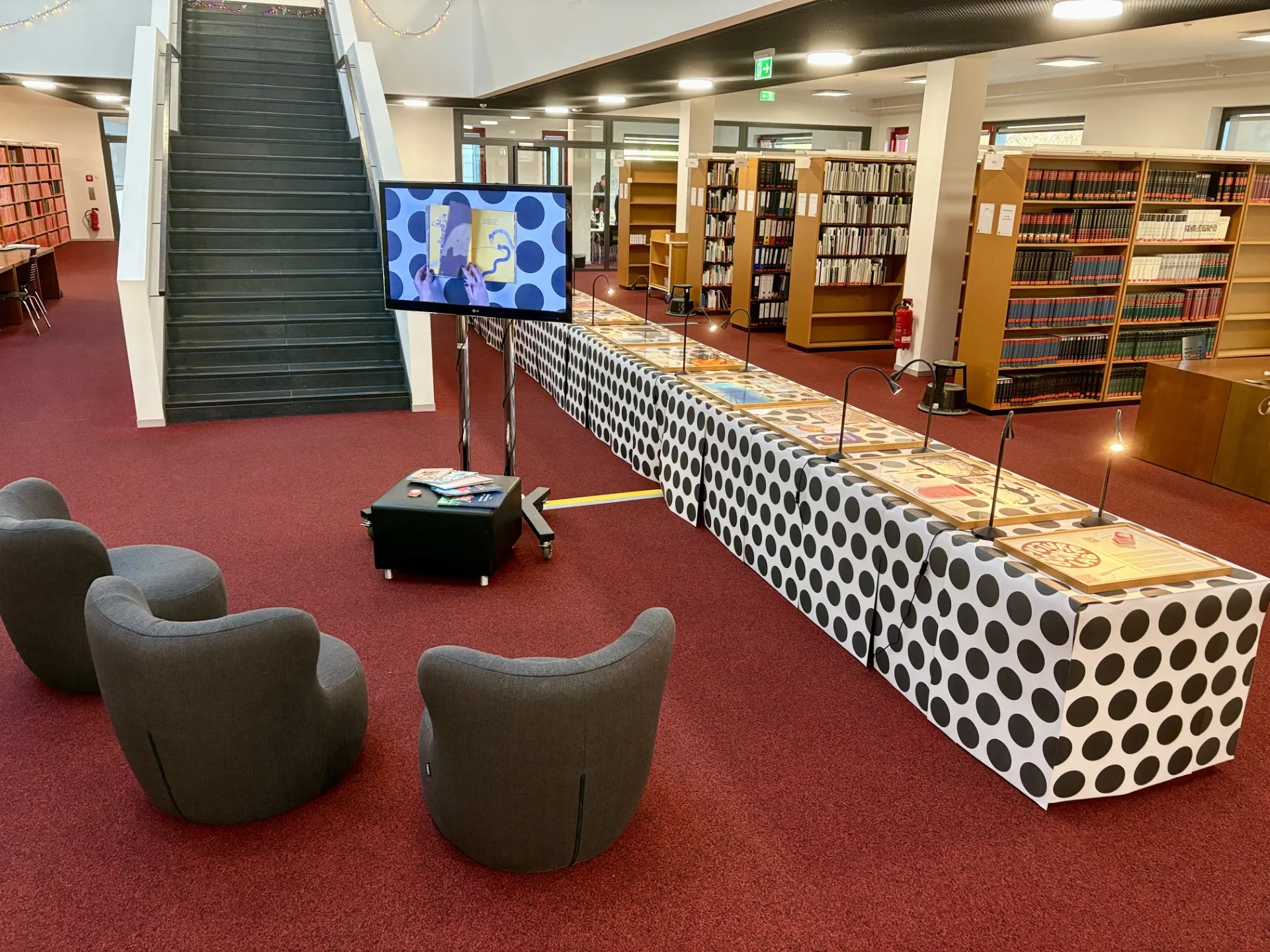 Innenraum der Hochschulbibliothek der FHP während der Picture-Book-Lab-Ausstellung