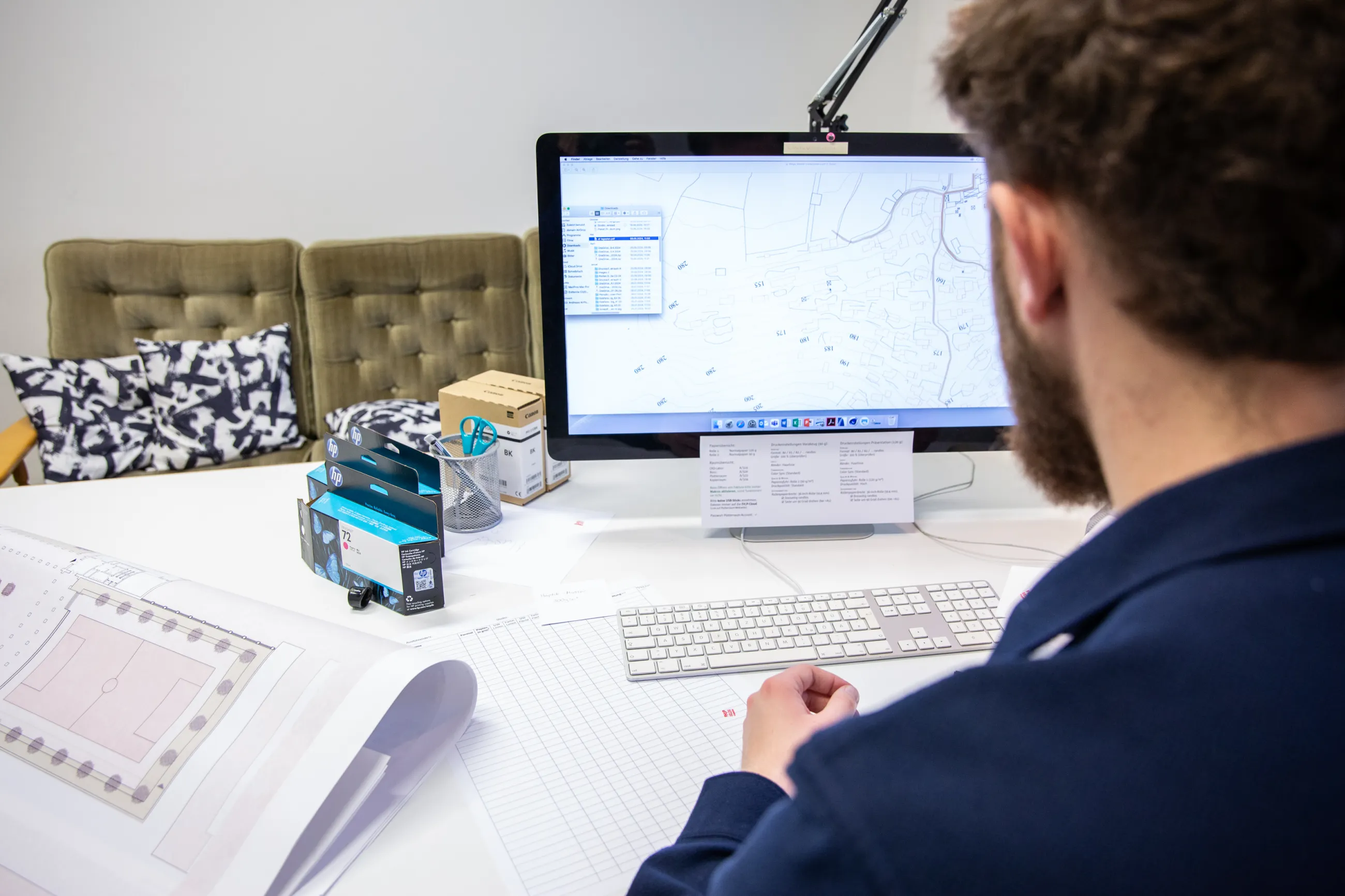 Person arbeitet am PC, Rückenansicht