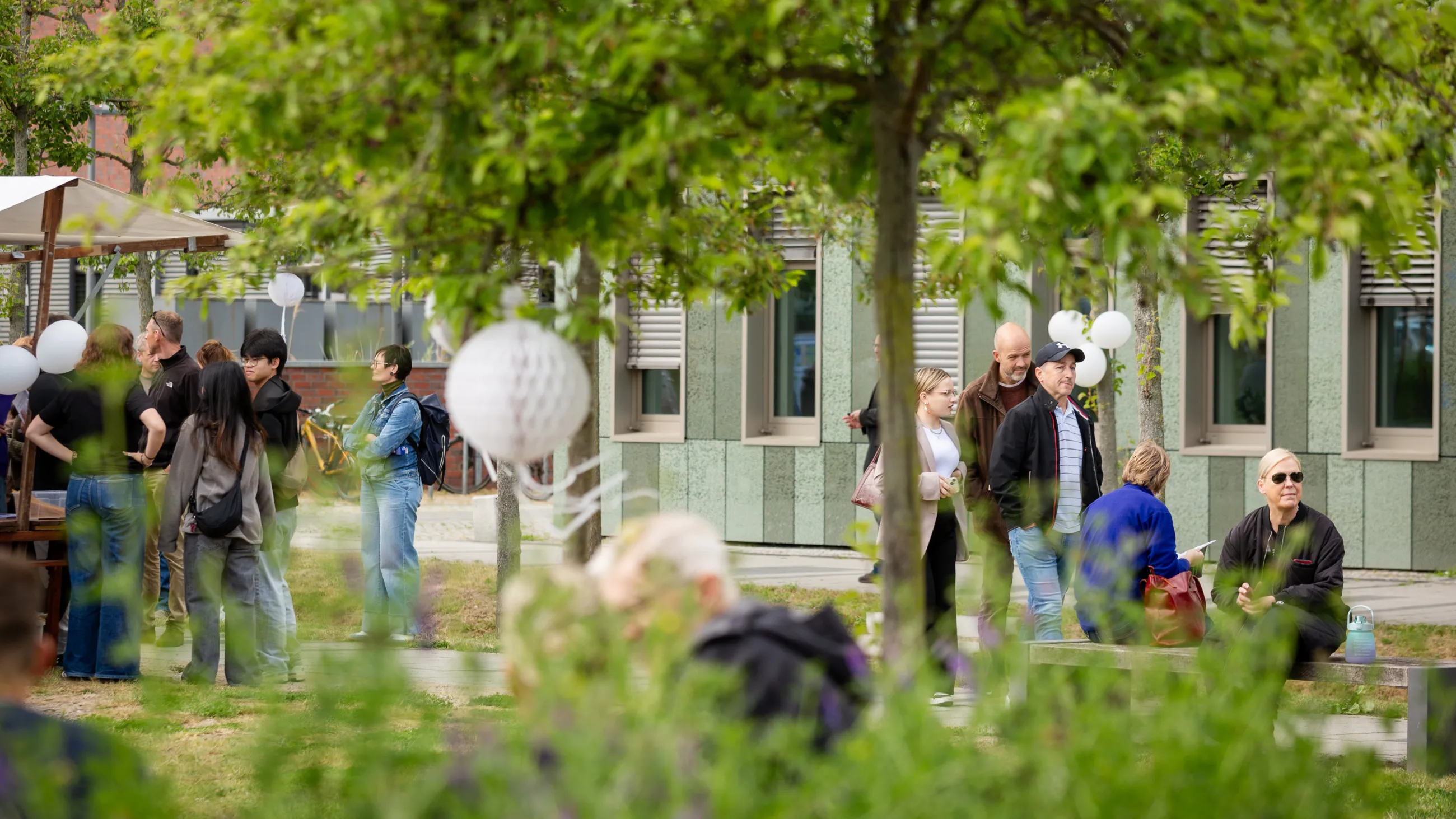 Besucher*innen auf dem Campus am Tag der offenen Tür