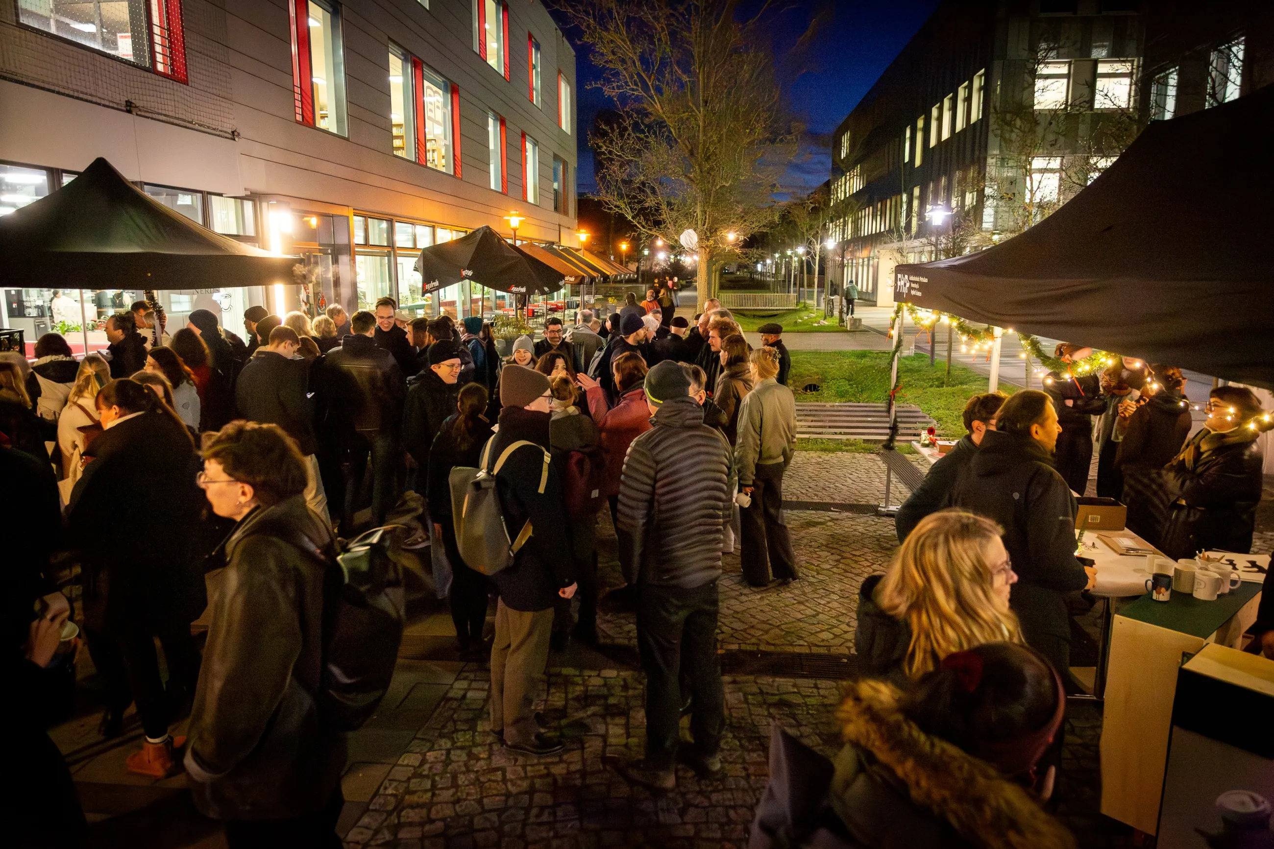 Besuchende auf dem Weihnachtsmarkt 2025