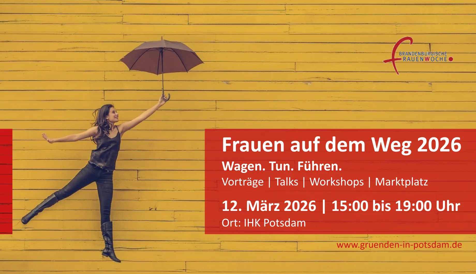 Frau hält Schirm in der Hand und hebt ab