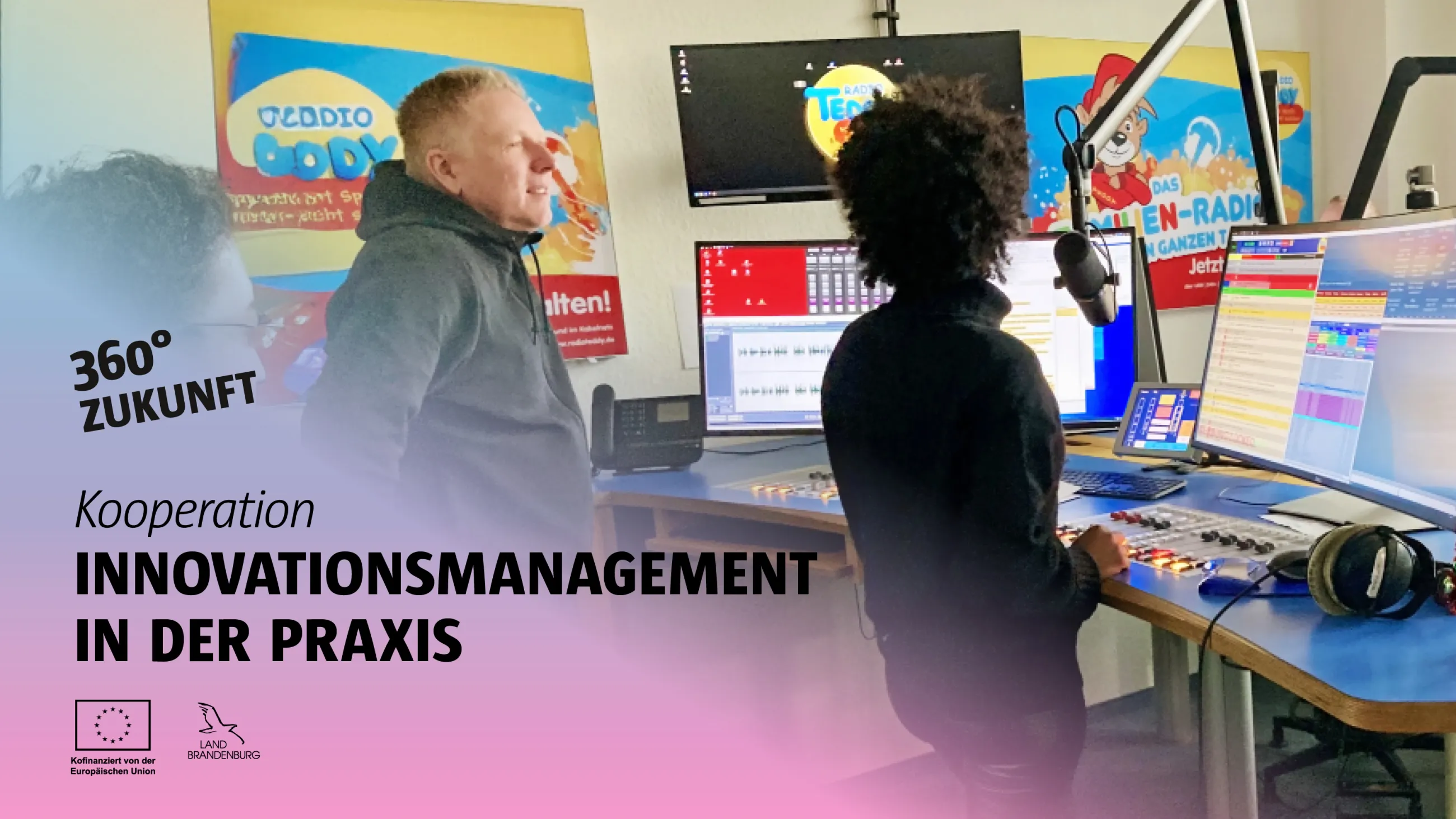 Professor steht vor seinem Kurs Innovationsmanagement mit Radio Teddy, mit Studierende