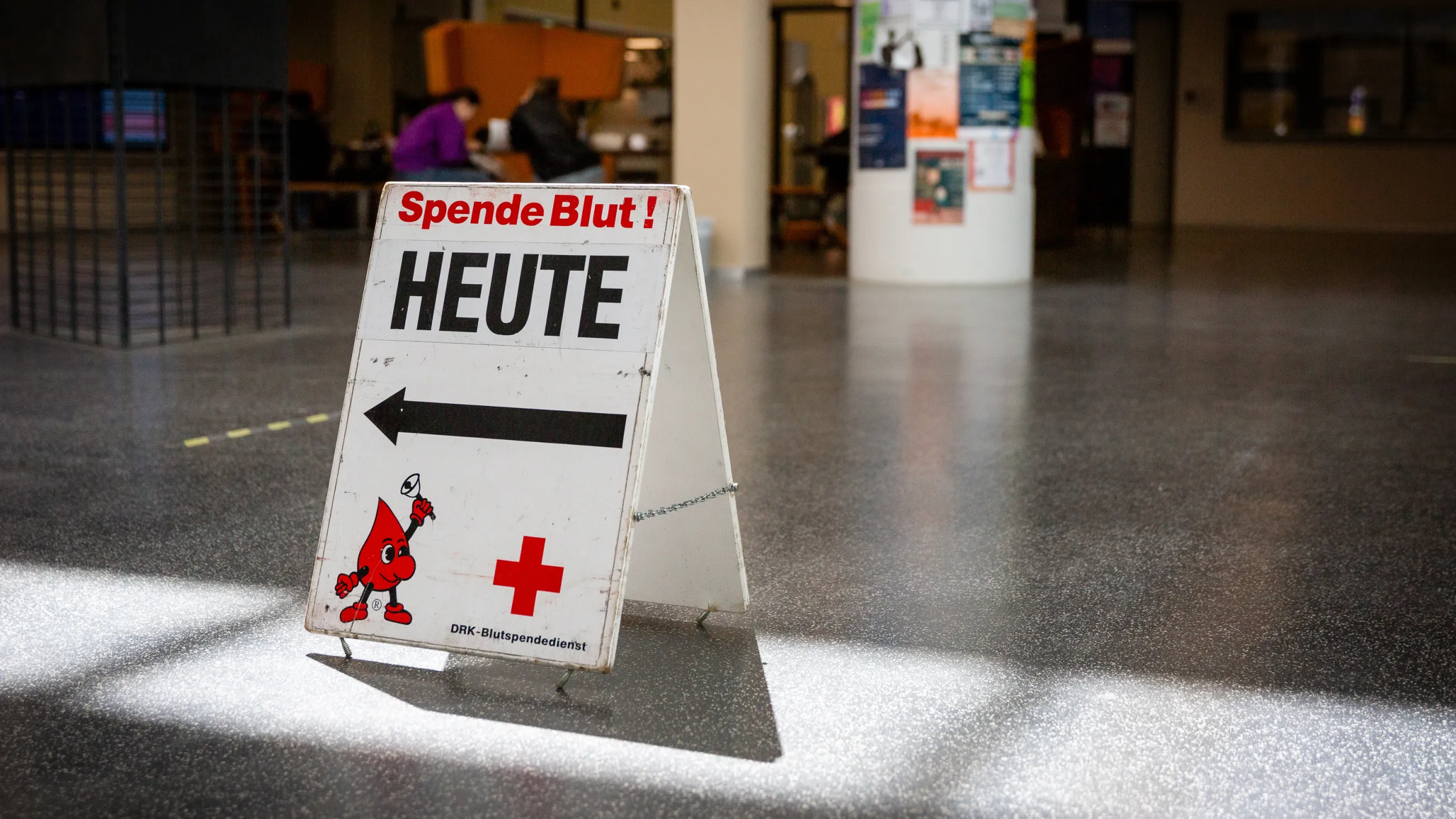 Aufsteller zur Blutspendenaktion "Spende Blut"