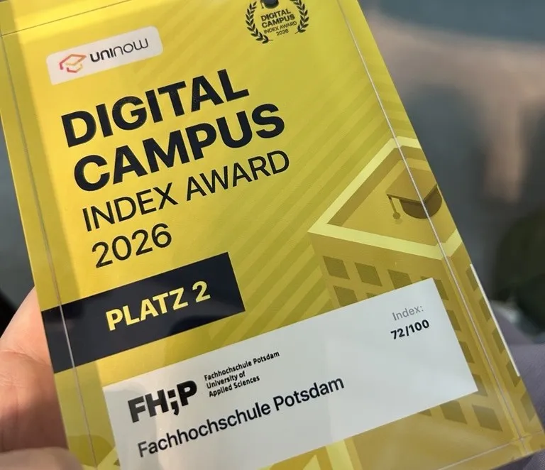 Auszeichnung Campus Indes 2025, gelber Glaspokal