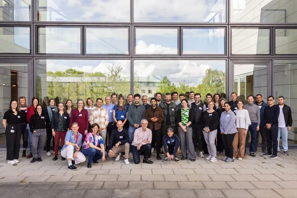Gruppenfoto der Teilnehmenden auf der Terrasse im 1. Stock des Hauptgebäudes der FHP