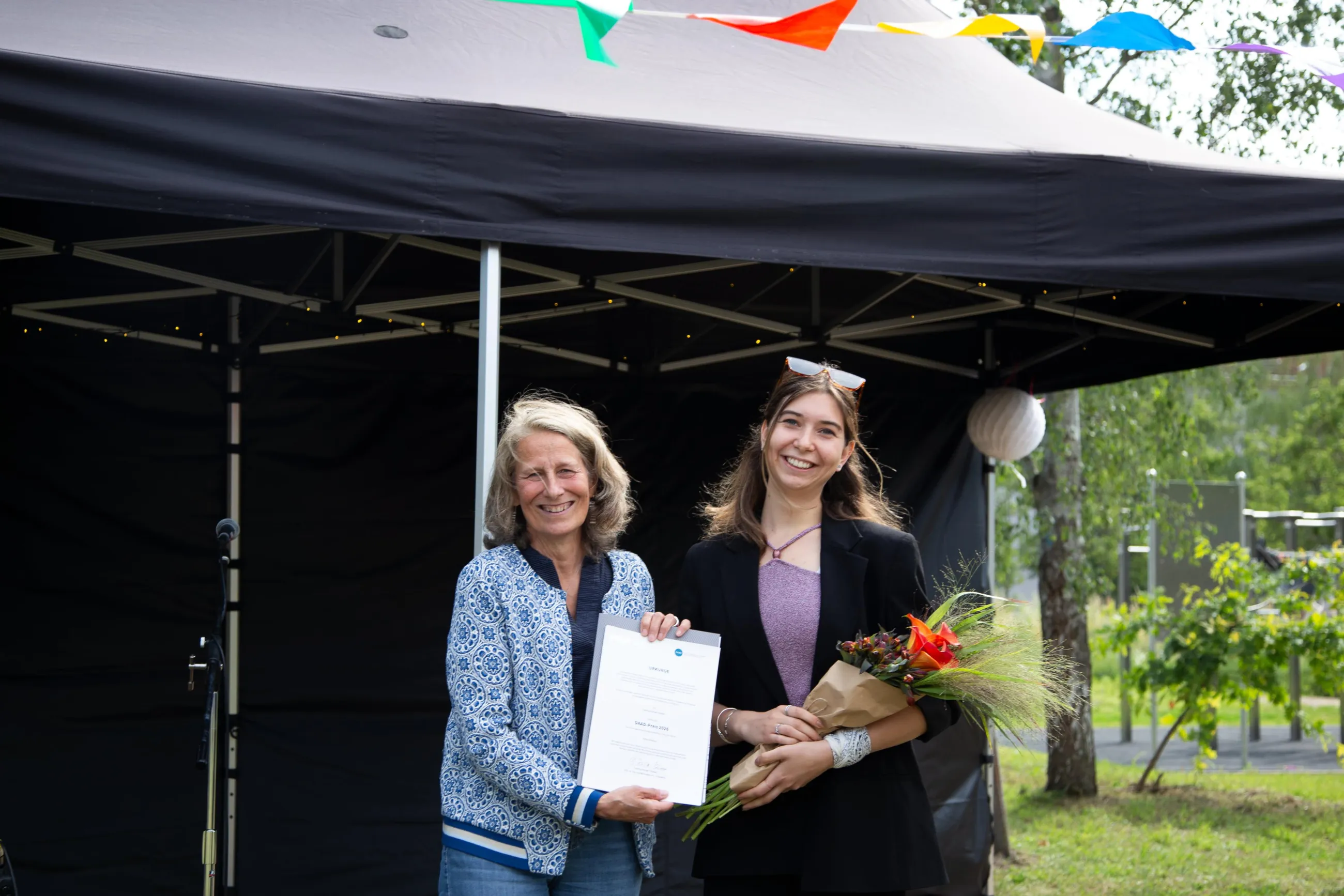 Foto von Prof. Dr. Eva Schmitt-Rodermund und DAAD-Preisträgerin Elitsa Dimitrova
