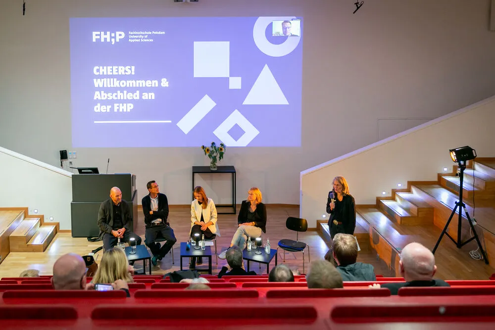 Professor*innen im Gespräch im großen Hörsaal bei der Veranstaltung CHEERS der Fachhochschule Potsdam
