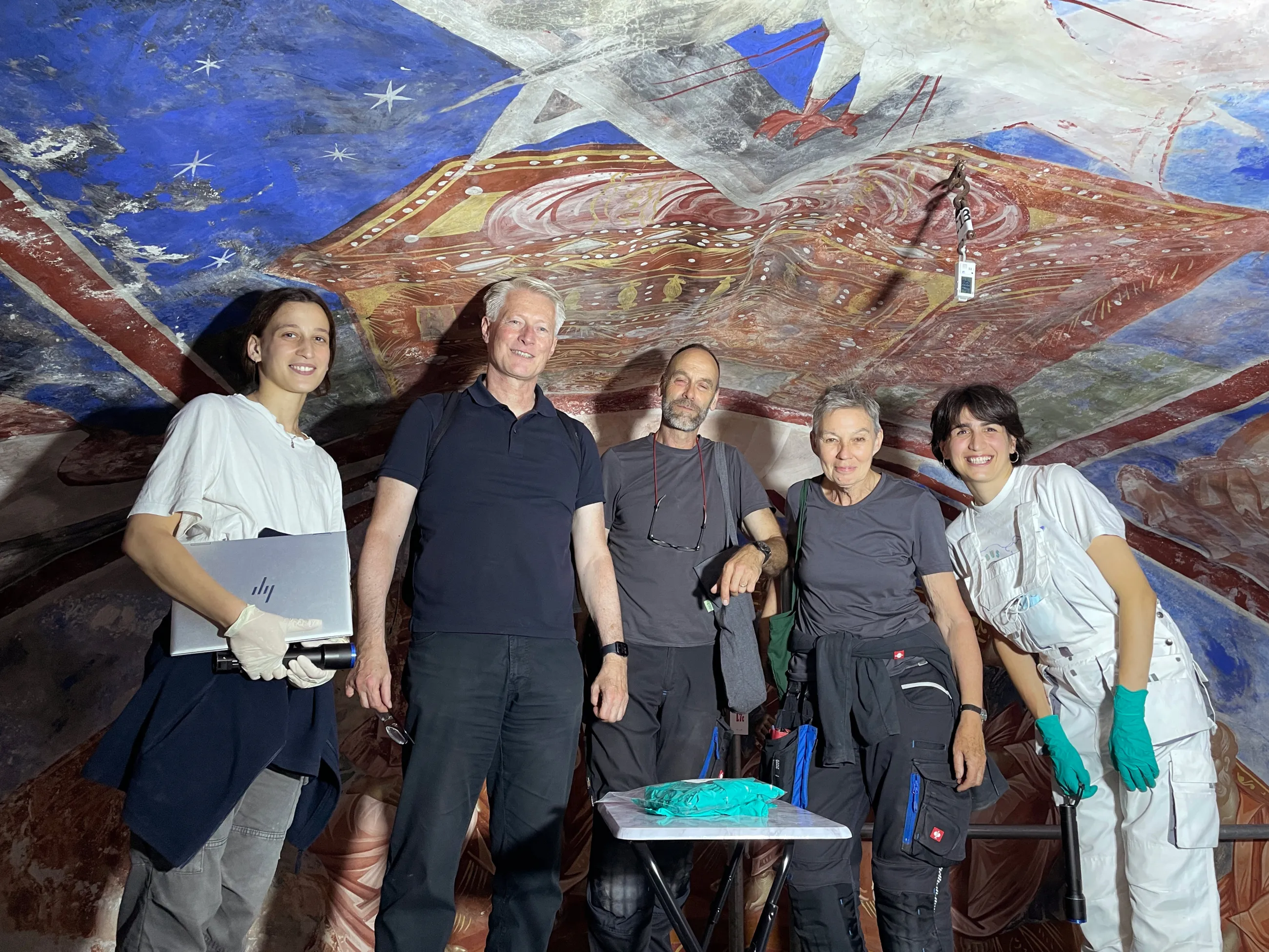 Prof. Dr. Steffen Laue mit Team im Kloster Gelati, Hauptkirche, unterhalb des Nord-Gewölbes