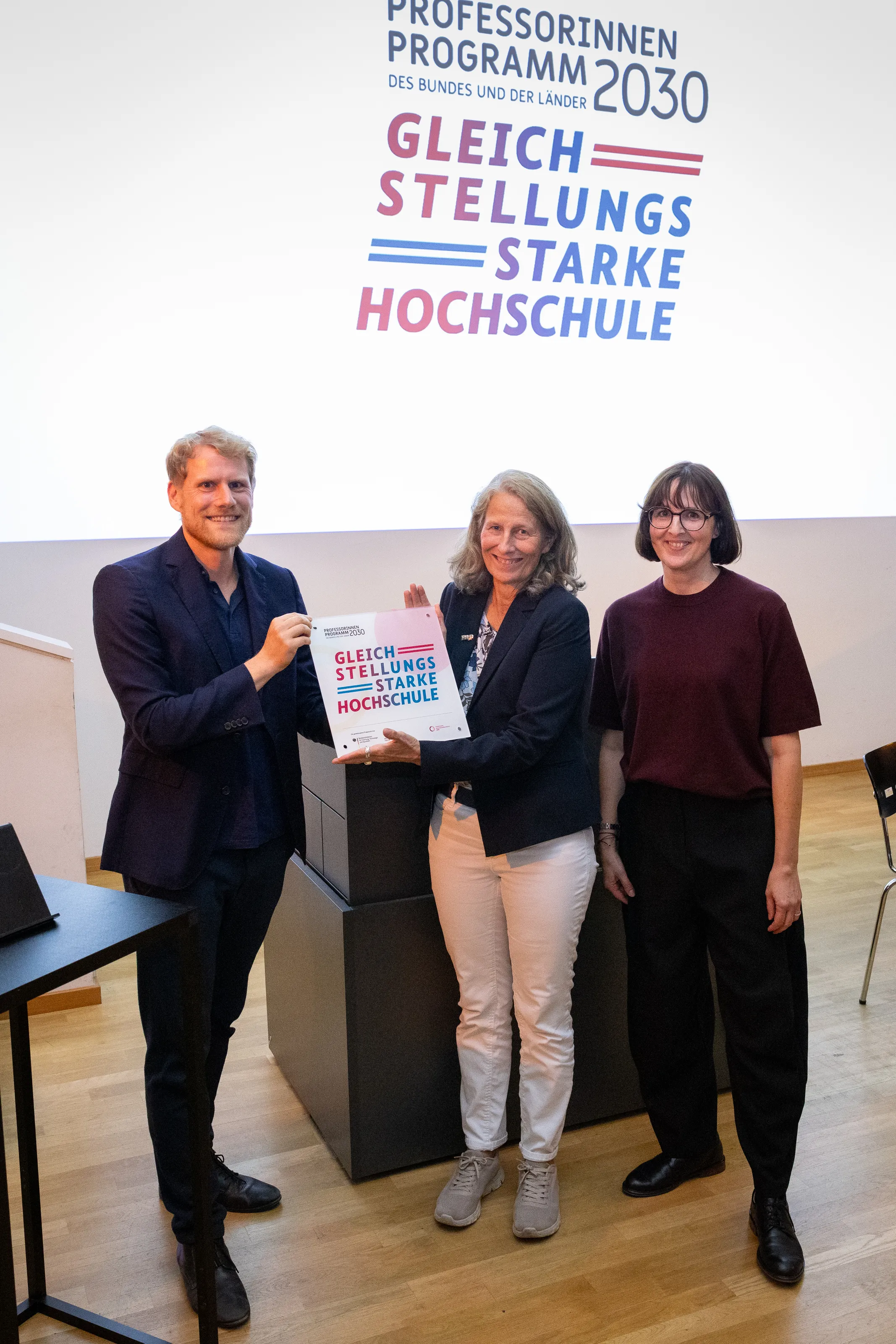 Dr. Hauke Plaßmann (MWFK), Prof. Dr. Eva Schmitt-Rodermund und Sandra Cartes (beide FH Potsdam)