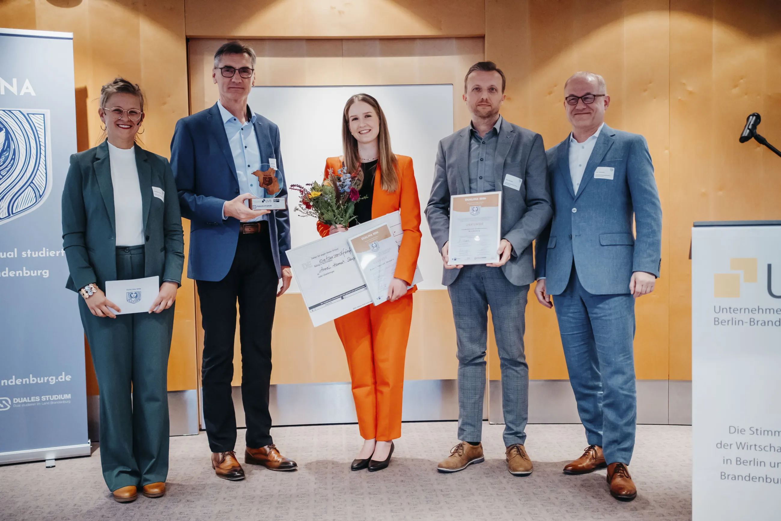 Gruppenfoto in der Mittel Anneli Skuppin mit Urkunde