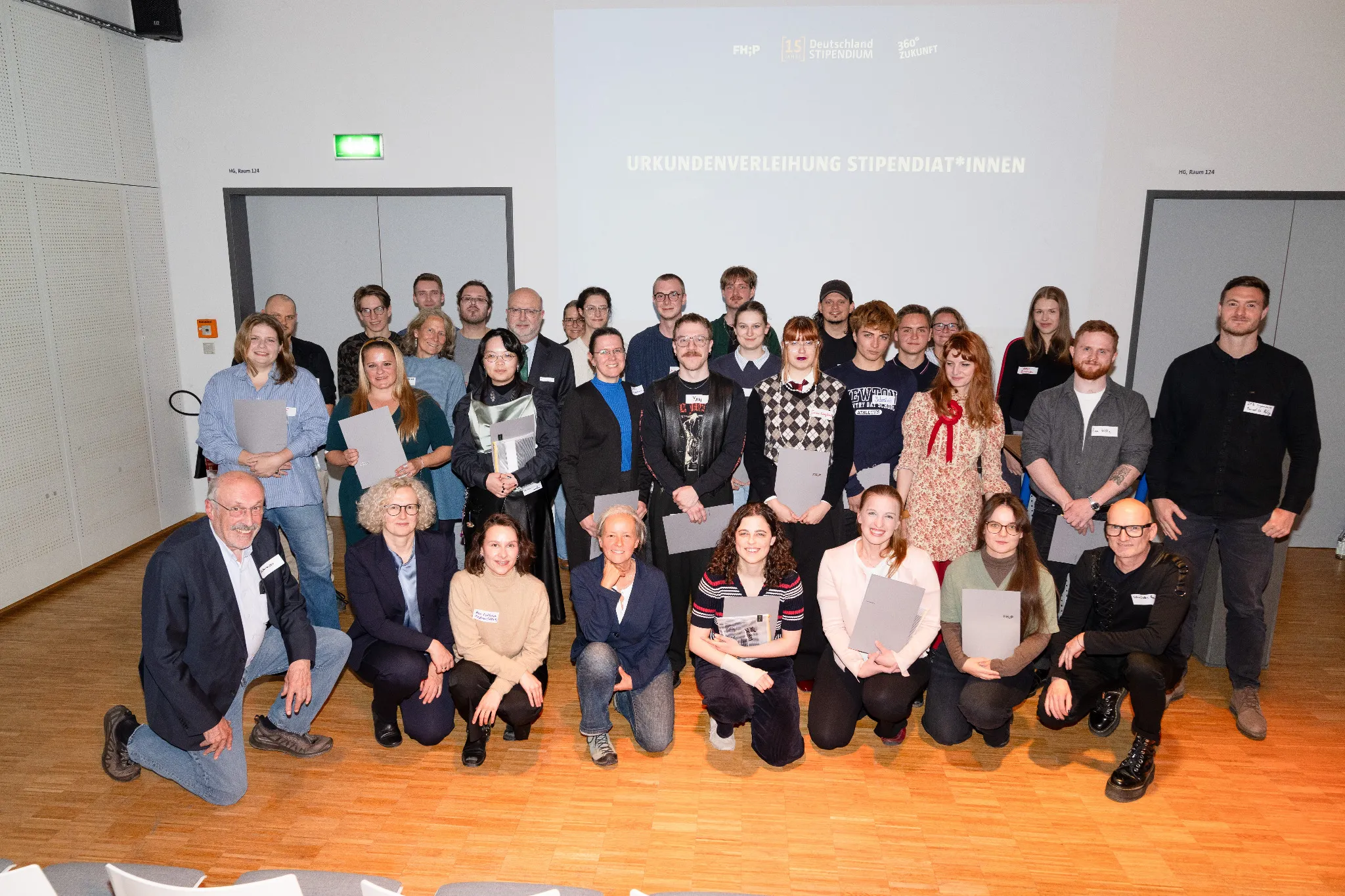 Gruppenbild bestehend aus Stipendiat*innen und Förder*innen des Deutschlandstipendiums