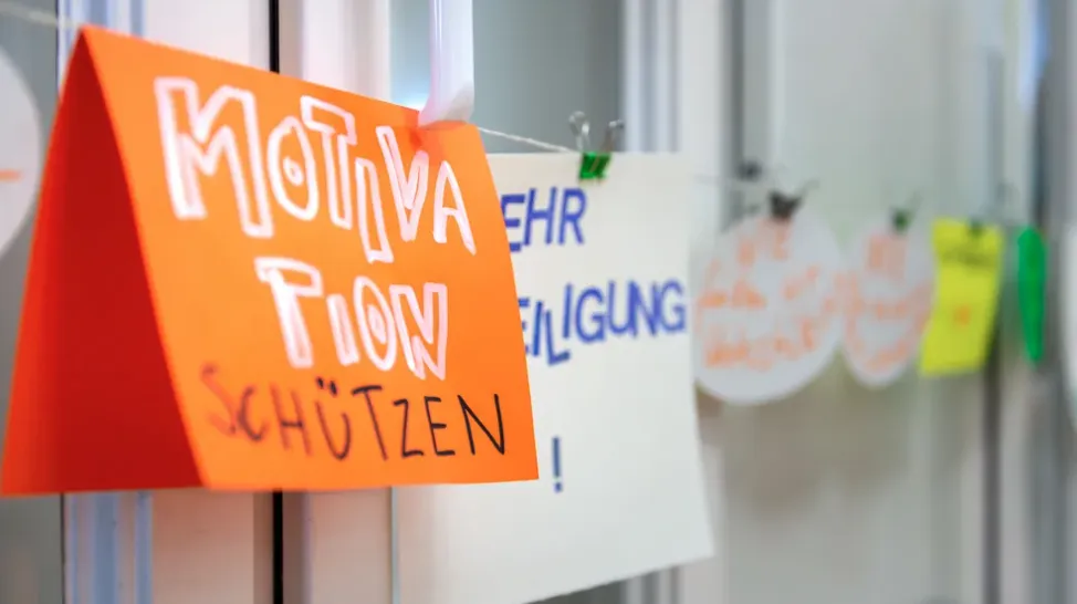 Moderationskarten auf Bindfaden