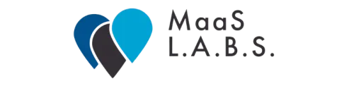 Zu sehen ist der Schriftug "MaaS L.A.B.S." Links überlappen sich 3 bläuliche Geomarker.