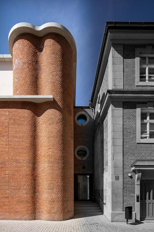 Titelbild der Veranstaltungsreihe „Baukulturdialog – Baukultur und Klimaschutz leben“. Gezeigt wird ein Ausschnitt eines Gebäudes des Architekten Arno Lederers.