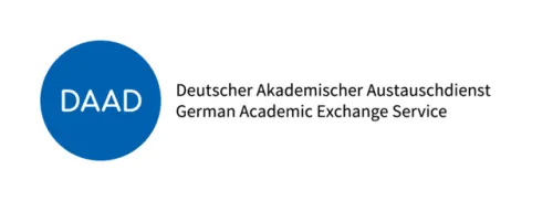 In einem dunkelblauen Kreis steht in weißen Großbuchstaben DAAD. Zur rechten Seite des Kreises steht in schwarzer Schrift Deutscher Akademischer Austauschdienst. Darunter auf Englisch German Academic Exchange Service.