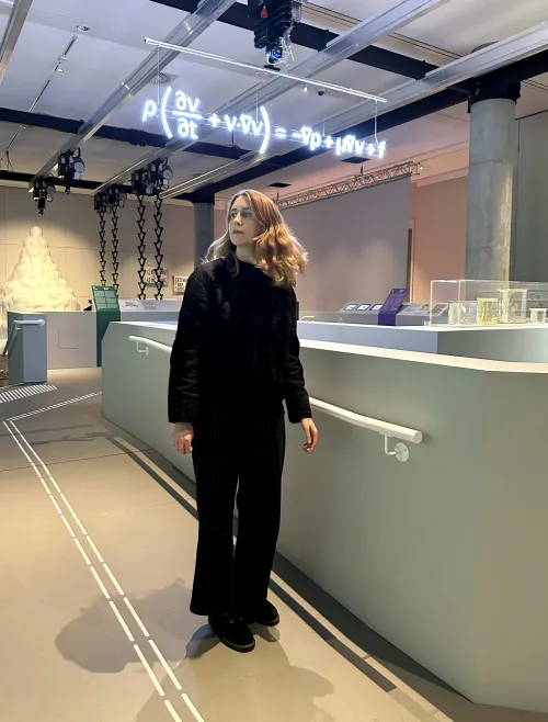 Foto von Dozentin Dina Fluck in Ausstellung