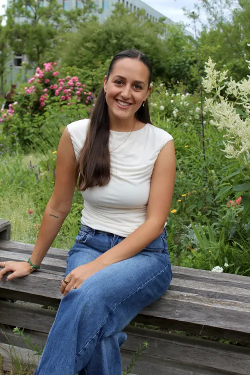 Leonie Niefünd, Studentin im Master Frühkindliche Bildungsforschung, auf dem Campus der FH Potsdam.