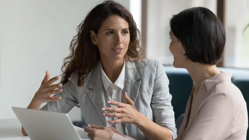 Zwei Frauen im Gespräch in einer Coaching Situation