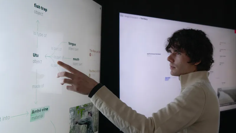 Studierender nutzt die Wanderer-Installation des UCLAB auf einem Multitouch-Screen