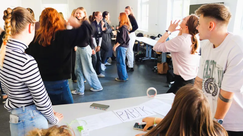 Gruppe von Studierenden spielen Kennenlernspiele bei den Orientierungstagen