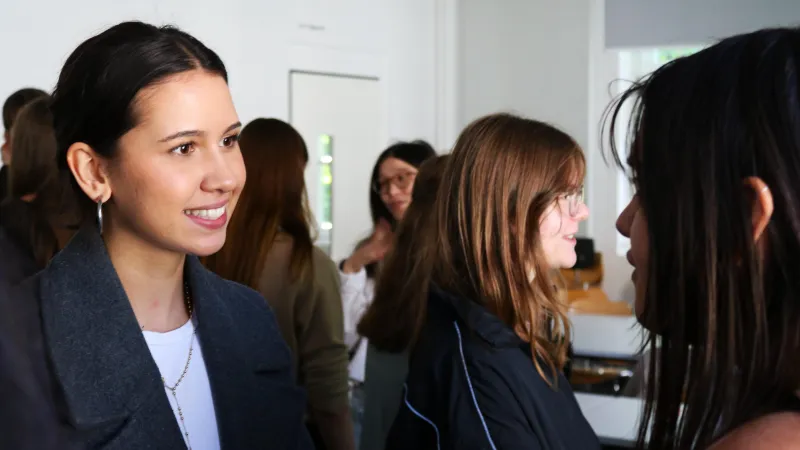 Studierende im Gespräch bei den Orientierungstagen