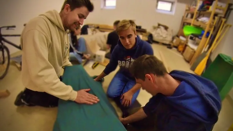 3 Personen beim Bau der 2. Schalungsvariante