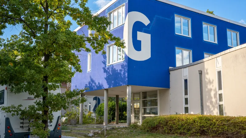 Gästehaus G: Eingang auf dem Campus der Fachhochschule Potsdam