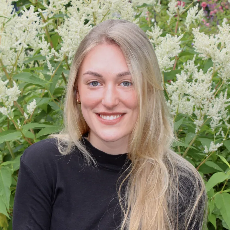 Lucy Dunst, Studentin im Master Frühkindliche Bildungsforschung, auf dem Campus der FH Potsdam.
