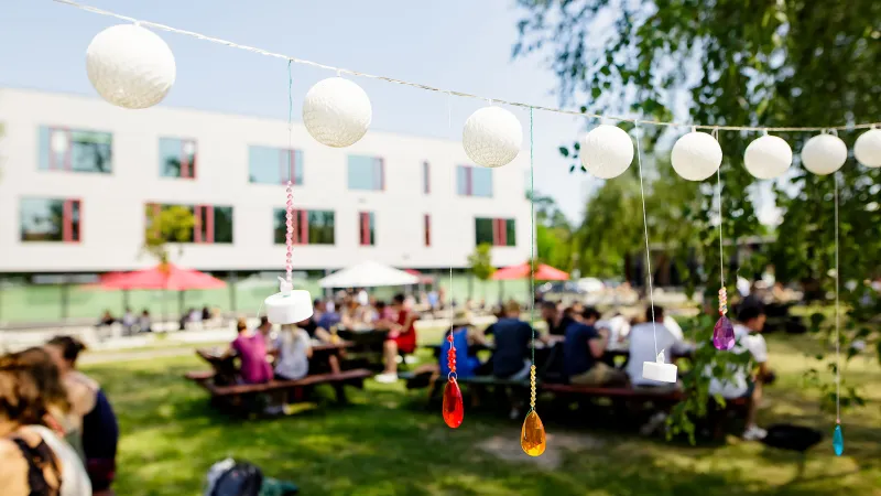 Lampion-Girlande auf dem Campus der FH Potsdam