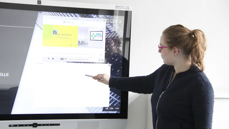 Eine Studentin bei einer Präsentation in der Informationswerkstatt des Fachbereichs Informationswissenschaften