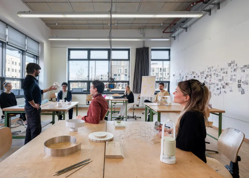 Studierende im Seminar in der Modellwerkstatt