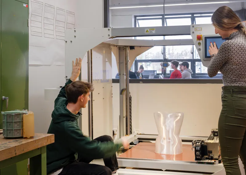 Studierende am Bigrep Drucker