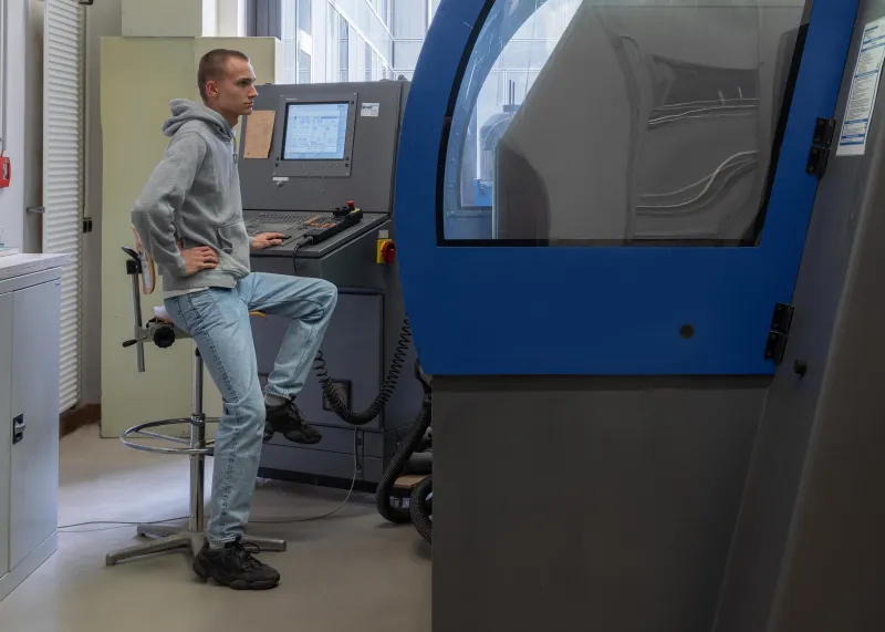 Studierender an der Wiesner CNC Fräse